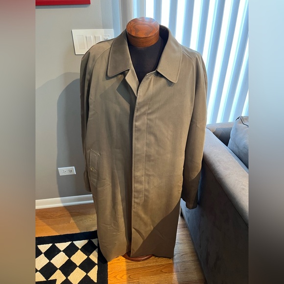 men’s tan Burberry lined trench coat.  Wool lining is removable. Size 46r. - Picture 3 of 16
